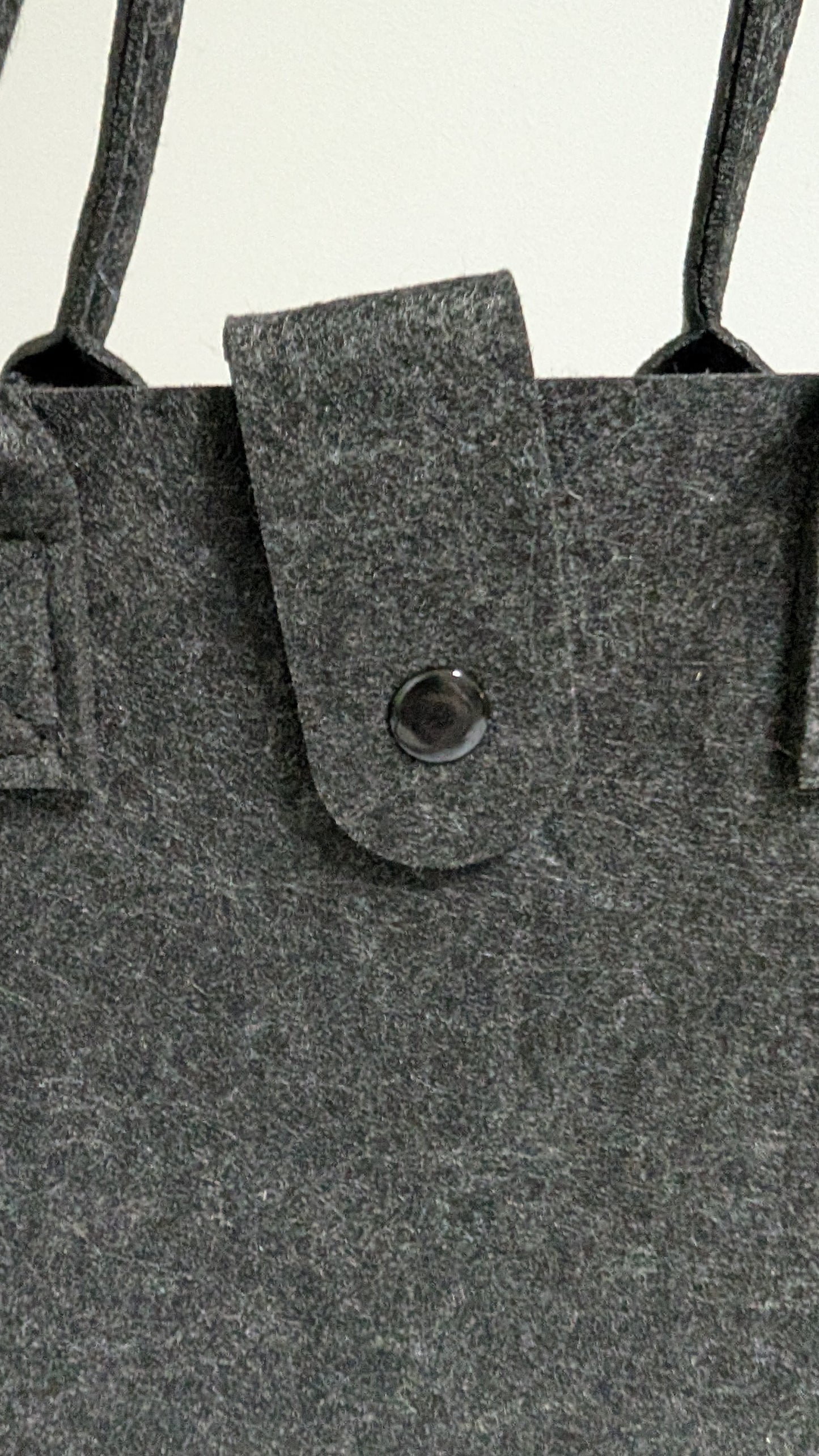 Filztasche Anthrazit mit Knopf